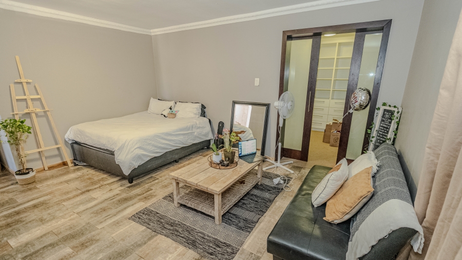 6 Bedroom Property for Sale in Vredekloof Heights Western Cape